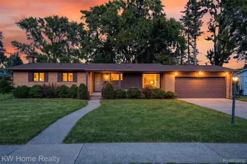 16850 Surrey St, Livonia, MI 48154