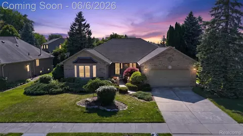 41599 Red Oak Dr, Sterling Heights, MI 48314
