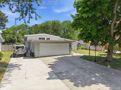 1112 E Washburn Pl E, Saginaw, MI 48602
