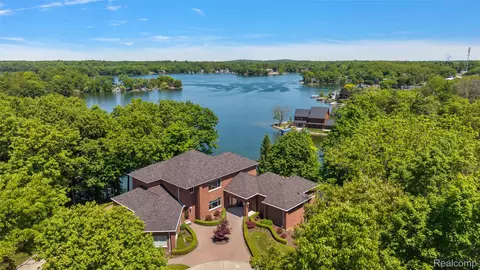 781 Windy Fields Ct, Addison, MI 48367