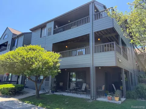 2445 Riverside Dr #206, Trenton, MI 48183