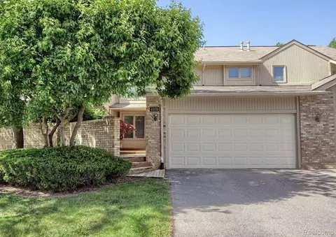 4070 Foxpointe Dr, West Bloomfield, MI 48323