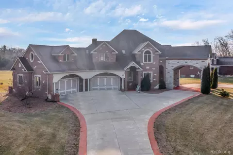 Exterior - 277 Brittany Ln, Saline, MI 48176 photo 7 of 8