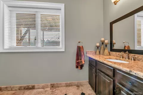 Bath - 277 Brittany Ln, Saline, MI 48176 photo 2 of 10