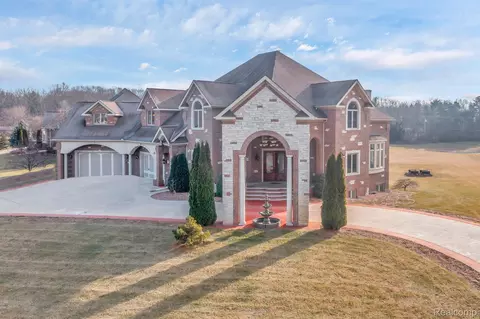 Exterior - 277 Brittany Ln, Saline, MI 48176 photo 6 of 8