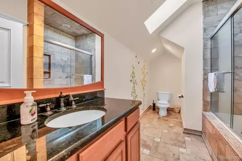 Bath - 277 Brittany Ln, Saline, MI 48176 photo 4 of 10