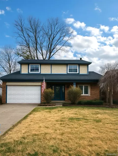 18238 Red Oaks Dr, Macomb, MI 48044