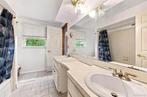Bath - 18238 Red Oaks Dr, Macomb, MI 48044 photo 2 of 2