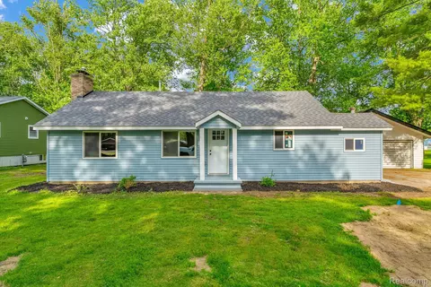 34 Pack St, Croswell, MI 48422