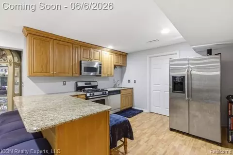 Kitchen - 48879 Michaywe Dr, Macomb, MI 48044 photo 7 of 8