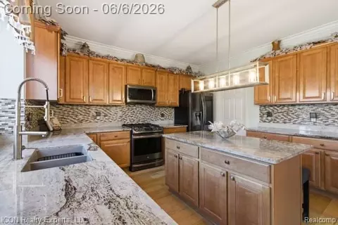 Kitchen - 48879 Michaywe Dr, Macomb, MI 48044 photo 4 of 8