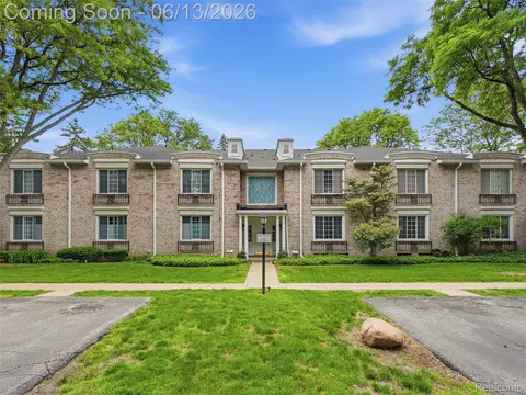 1735 Tiverton Rd #10, Bloomfield Hills, MI 48304