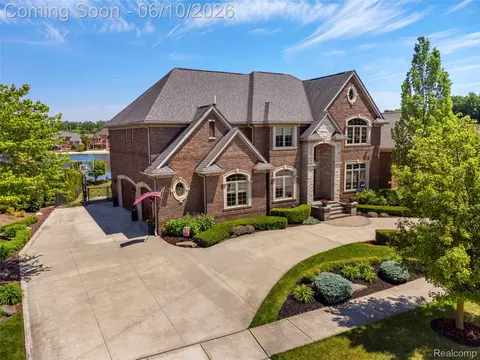52438 Silent Ridge Dr, Chesterfield, MI 48051