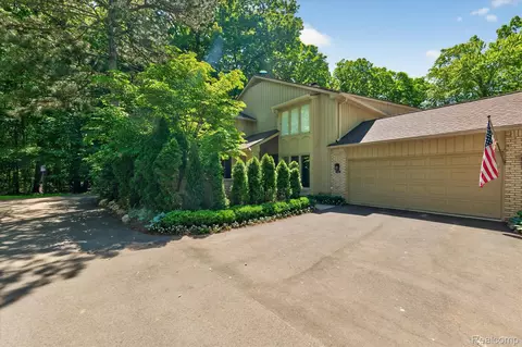 1262 Woodcrest Cir, Bloomfield Hills, MI 48304