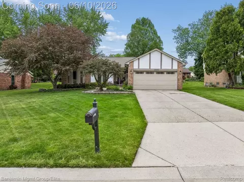 2072 Cumberland Rd, Rochester Hills, MI 48307