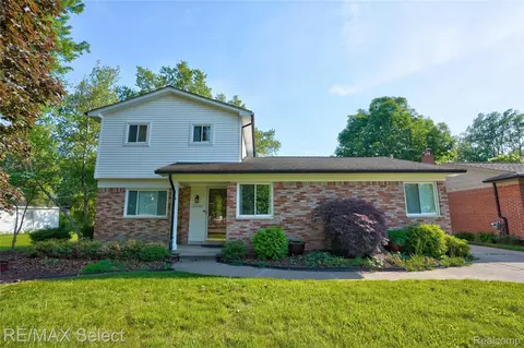 24050 Lakewood St, Saint Clair Shores, MI 48082