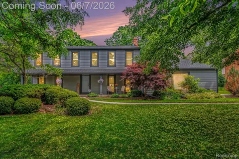 4071 Shore Crest Dr, West Bloomfield, MI 48323