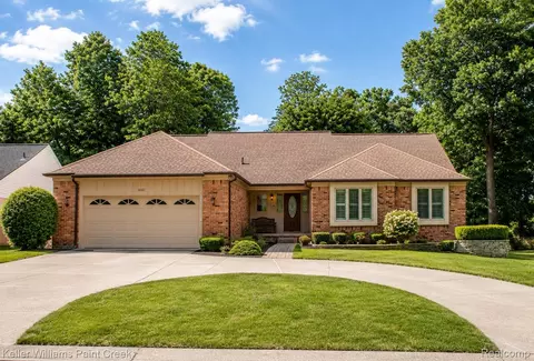 1447 Oakstone Dr, Rochester Hills, MI 48309