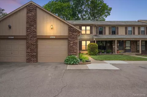 31609 Green Meadow Ln #139, Warren, MI 48093