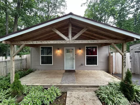 4247 Laforest Dr, Waterford, MI 48329