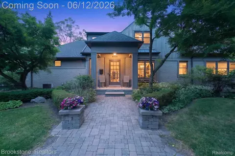 8926 Lincoln Dr, Huntington Woods, MI 48070