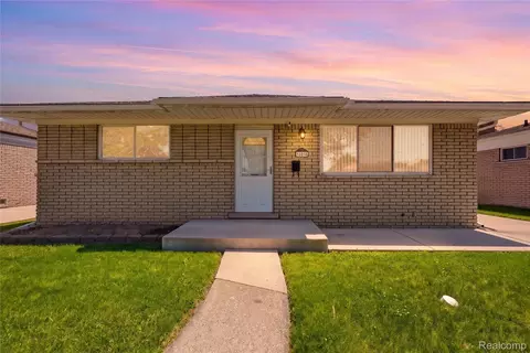 25060 Koontz St, Roseville, MI 48066