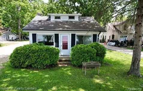 1494 Maxfield Rd, Hartland, MI 48353