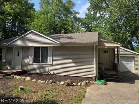 1460 Maria St, Flint, MI 48507
