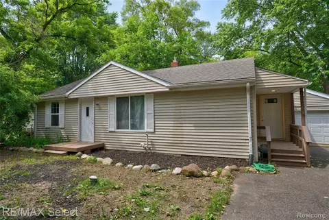 1460 Maria St, Flint, MI 48507