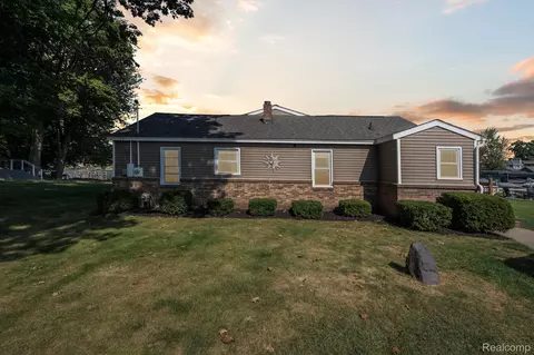 2236 Grove Park Rd, Fenton, MI 48430