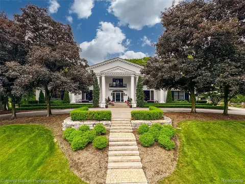 477 Dunston Rd, Bloomfield Hills, MI 48304