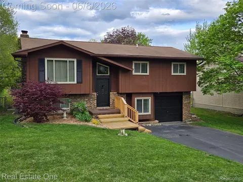 661 Harry Paul Dr, Orion, MI 48362