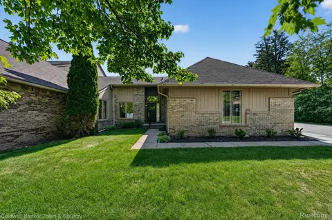 6172 Westbrooke Dr, West Bloomfield, MI 48322