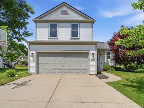 6449 Cranberry Dr, Holly, MI 48442