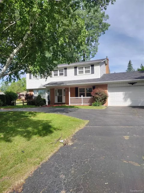 3209 Lakeside Dr, Shelby Township, MI 48316
