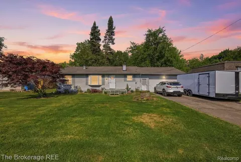 1747 Manse Rd, Waterford, MI 48328