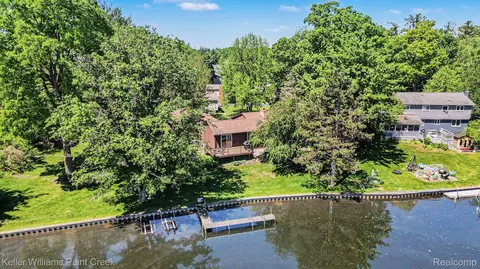 2911 Walmsley Circle Dr, Orion, MI 48360