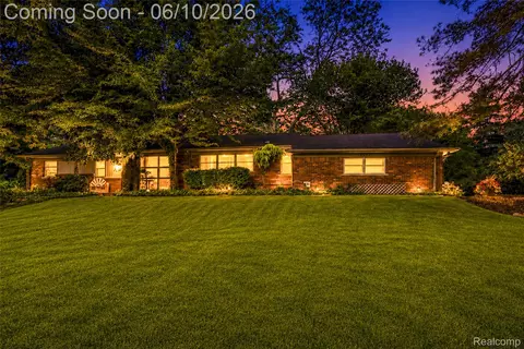 3887 Stonecrest Rd, West Bloomfield, MI 48322