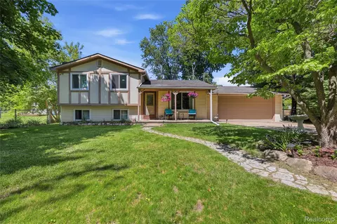 5069 Warmbriar Dr, White Lake, MI 48383