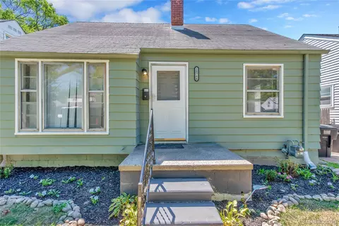 18766 Kingsville St, Harper Woods, MI 48225