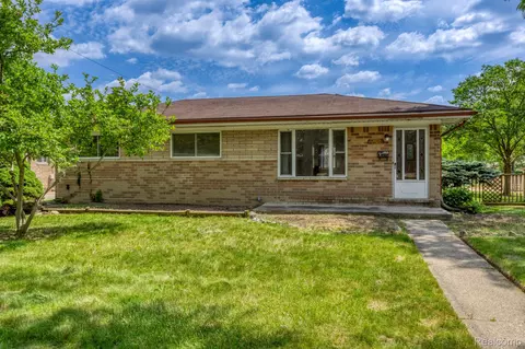 32240 Hawthorne Dr, Warren, MI 48092