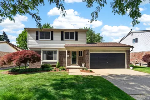 2133 Keystone Dr, Sterling Heights, MI 48310