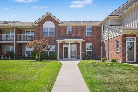 22056 Andover Dr #93, Macomb, MI 48042