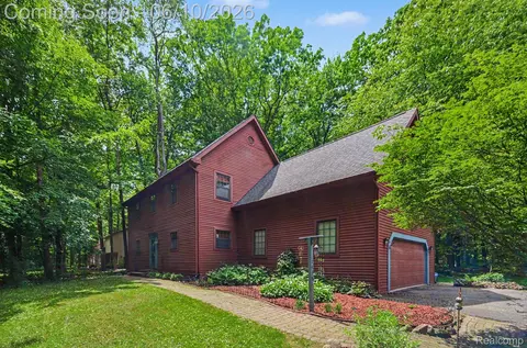 1435 Rolling Hills Dr, Howell, MI 48843