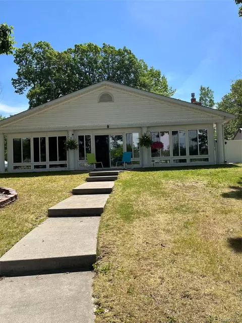 8055 Kovacs Dr, Argentine, MI 48451