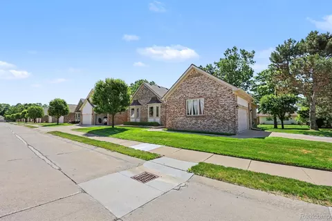 13750 Treeland Dr, Shelby Township, MI 48315