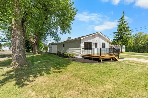 560 Mcmunn St, South Lyon, MI 48178