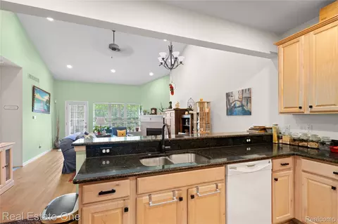 Kitchen - 731 E Bluff Ct, Rochester Hills, MI 48307 photo 4 of 4