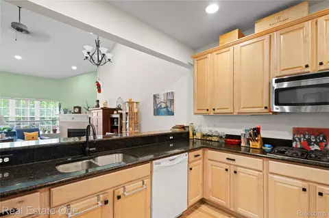 Kitchen - 731 E Bluff Ct, Rochester Hills, MI 48307 photo 1 of 4