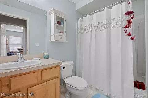 Bath - 731 E Bluff Ct, Rochester Hills, MI 48307 photo 5 of 5